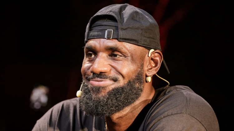 詹姆斯：我從高中起成名已久 沒法帶女兒去游樂園 但我仍享受生活