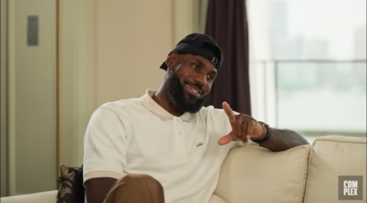 詹姆斯：我和朋友打高爾夫時(shí)不太被人打擾 在上海我們冒著大雨打