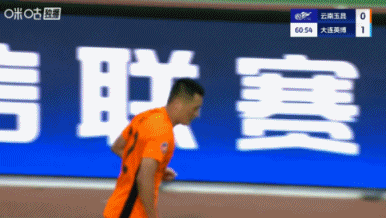 浪費機會的懲罰！馬萊萊晃過門將遲遲不傳被封堵，2分鐘后遭扳平