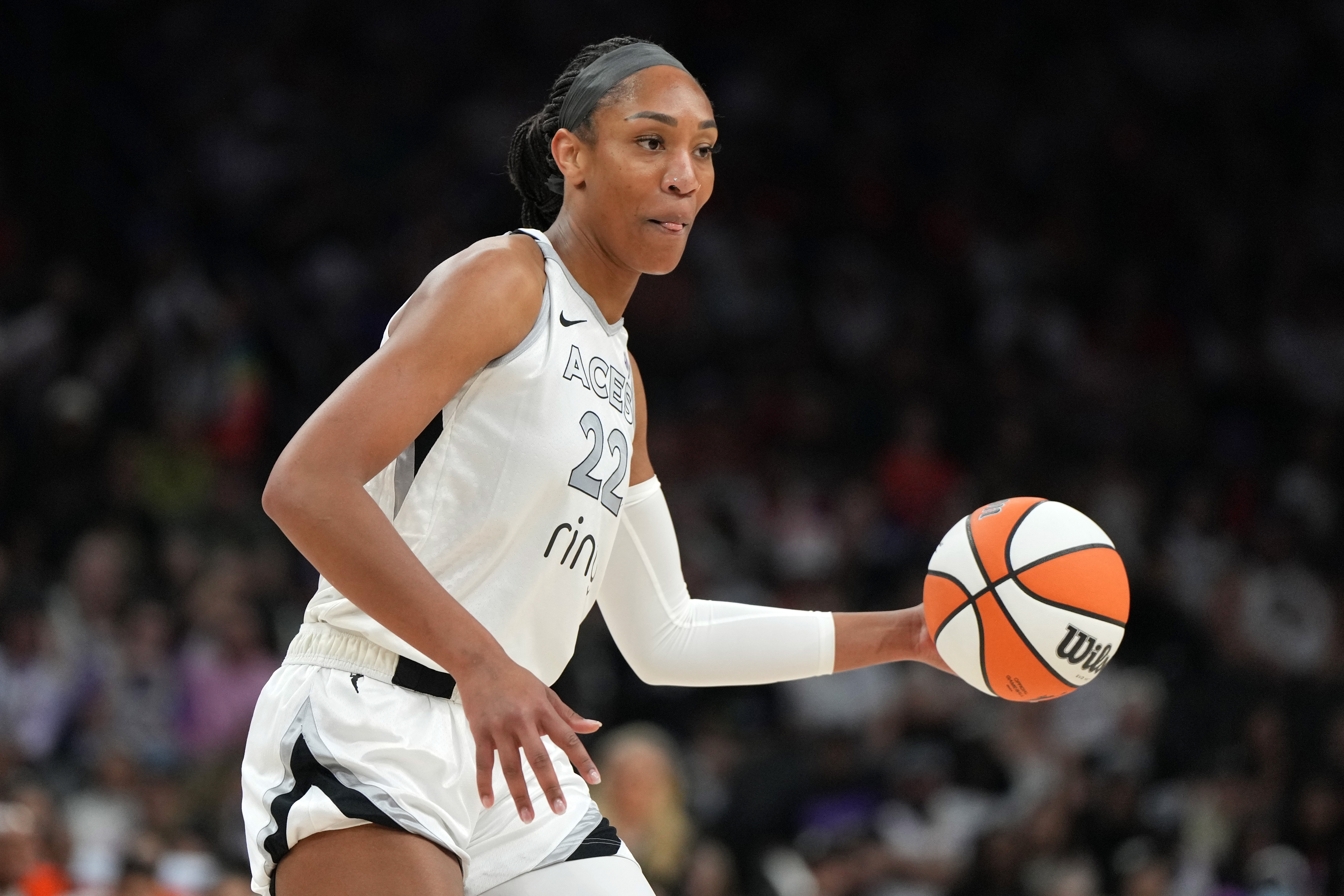 季后賽35+同時(shí)帽斷合計(jì)5個(gè)場(chǎng)次：阿賈-威爾遜兩次 其他人一共兩次