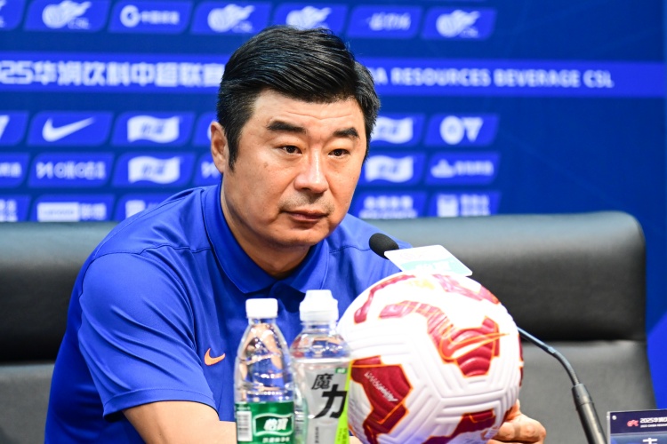 韓鵬：好幾個隊員一直在感冒，也是一邊吃藥一邊訓(xùn)練