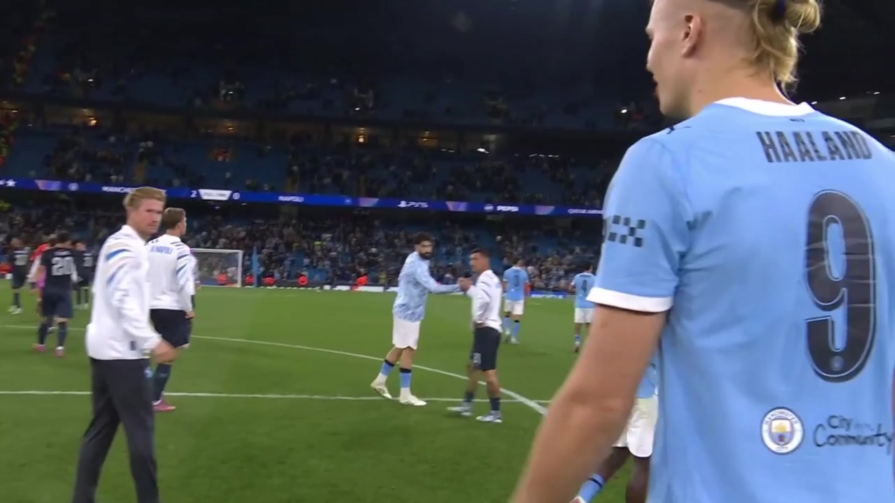 淚目了??哈蘭德賽后叫住德布勞內(nèi)，兩人勾肩搭背嬉鬧敘舊