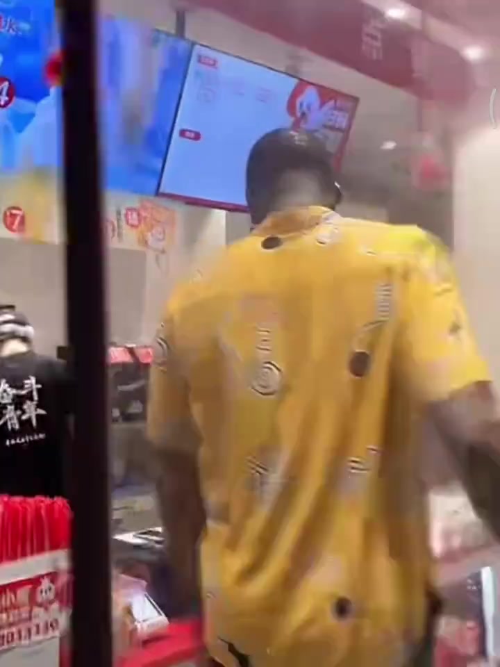 追夢(mèng)也是好起來了~追夢(mèng)中國行帶妻子品嘗蜜雪冰城 今晚打百分大戰(zhàn)