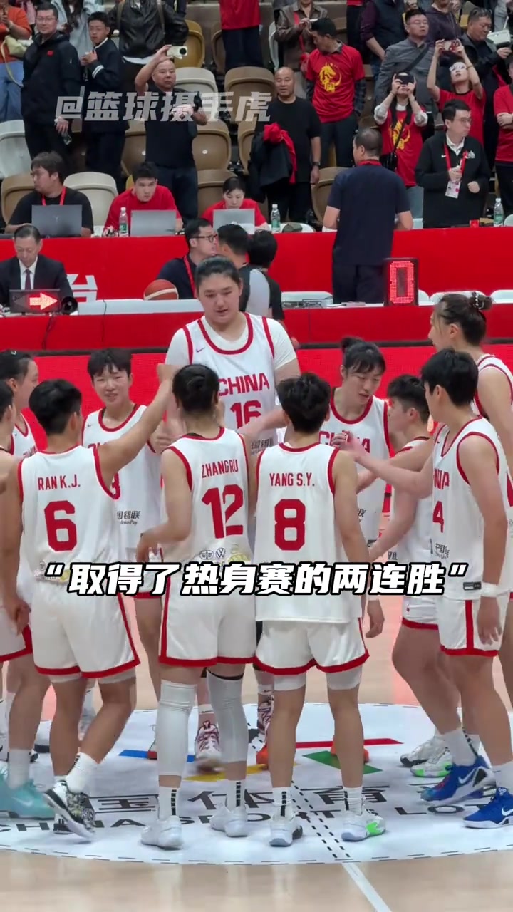 打卡雙塔！尤文圖特女籃賽后找到韓旭和張子宇進行合影