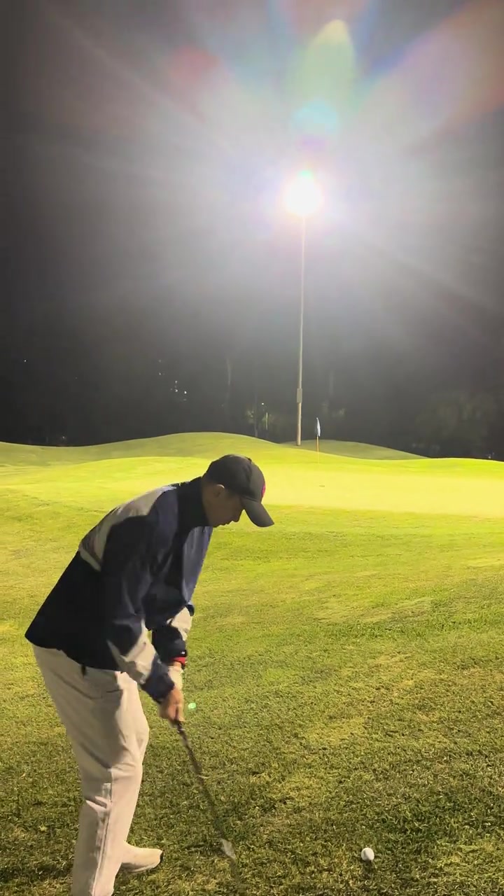 趙繼偉打高爾夫：隨手拍到一個(gè)原聲?shū)B(niǎo)切！有點(diǎn)過(guò)于興奮了