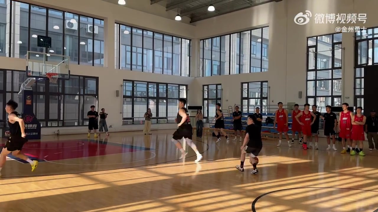 追夢(mèng)指導(dǎo)上線！德雷蒙德-格林現(xiàn)身浙BA訓(xùn)練賽 并在場(chǎng)邊進(jìn)行了指導(dǎo)