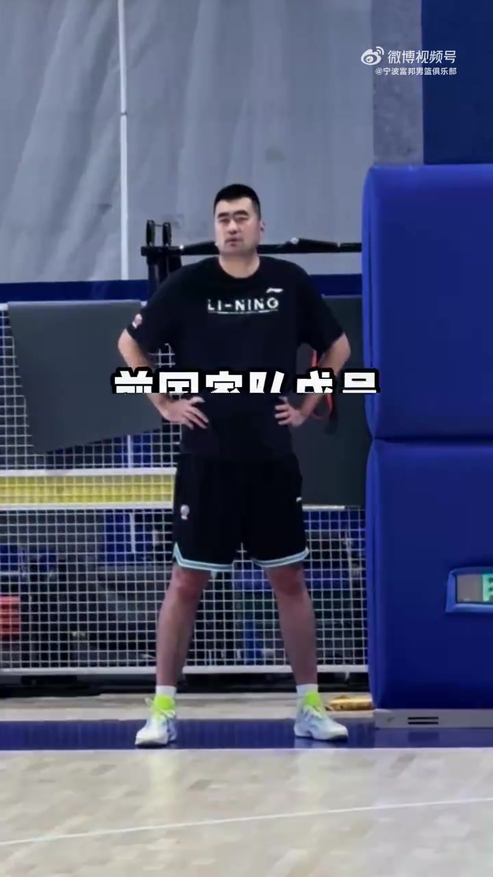 助理教練耐心指導(dǎo)！張兆旭向?qū)幉谢@球員傳授經(jīng)驗(yàn)與技術(shù)