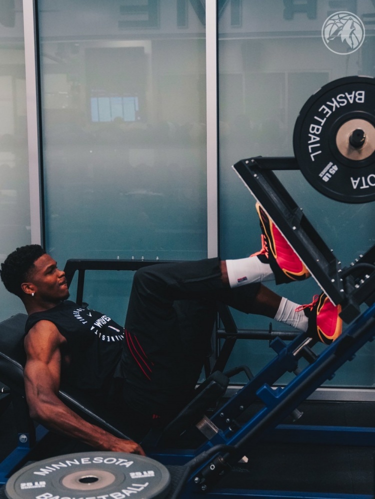 森林狼官方曬華子訓(xùn)練照！這肌肉線條強(qiáng)得可怕！