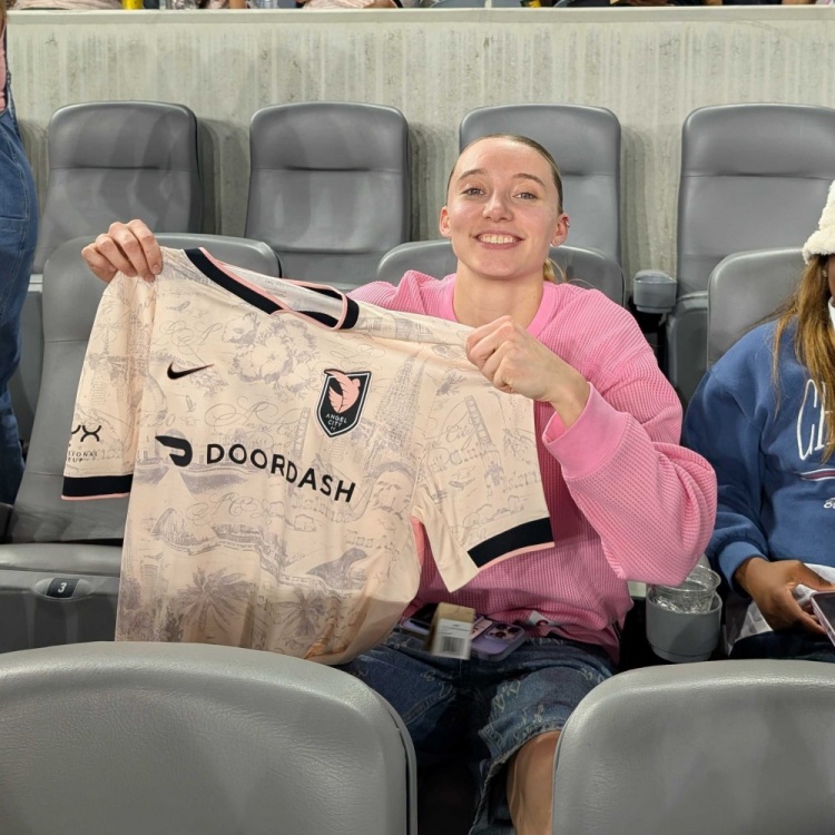 已經是大人物了！佩奇-布克斯洛杉磯觀看女足聯(lián)賽獲贈球衣！