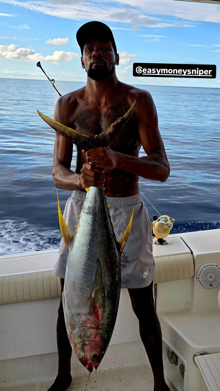 這兩條魚挺大??亞當斯和杜蘭特相約釣魚 KD眼鏡一戴氣質(zhì)太絕了