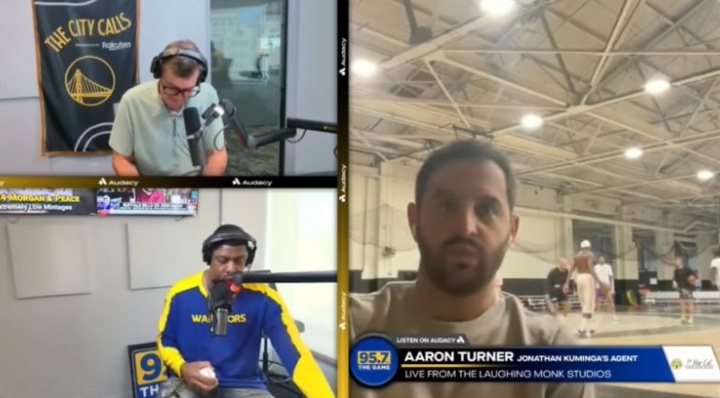 營銷能力Max！經(jīng)紀人接受視頻采訪 庫明加在其身后訓練