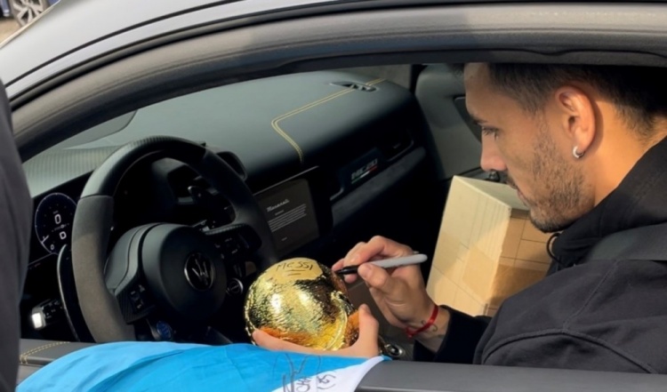 家祭無忘告乃翁！外媒：球迷復(fù)刻世界杯獎杯只差梅西的簽名