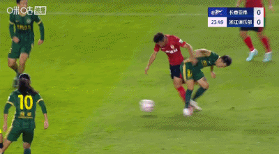 浙江少打一人隨即落后！梁諾恒飛鏟對手膝蓋 馬寧觀看VAR改判紅牌