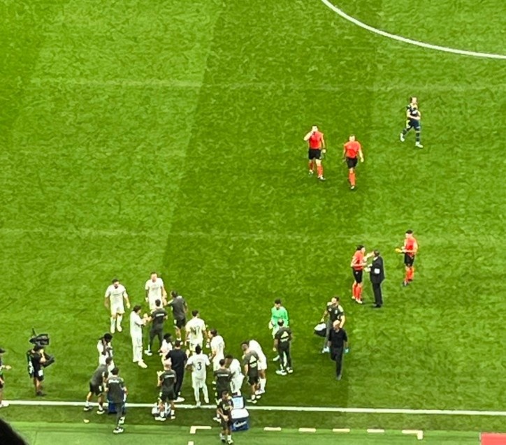 跟隊(duì)：維尼修斯在補(bǔ)水間歇十分專注，阿隆索給他和姆巴佩戰(zhàn)術(shù)指導(dǎo)