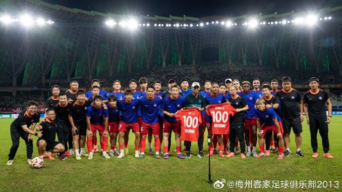 梅州客家球員廖均健、羅德里格 代表球隊(duì)出戰(zhàn)第100場正式比賽