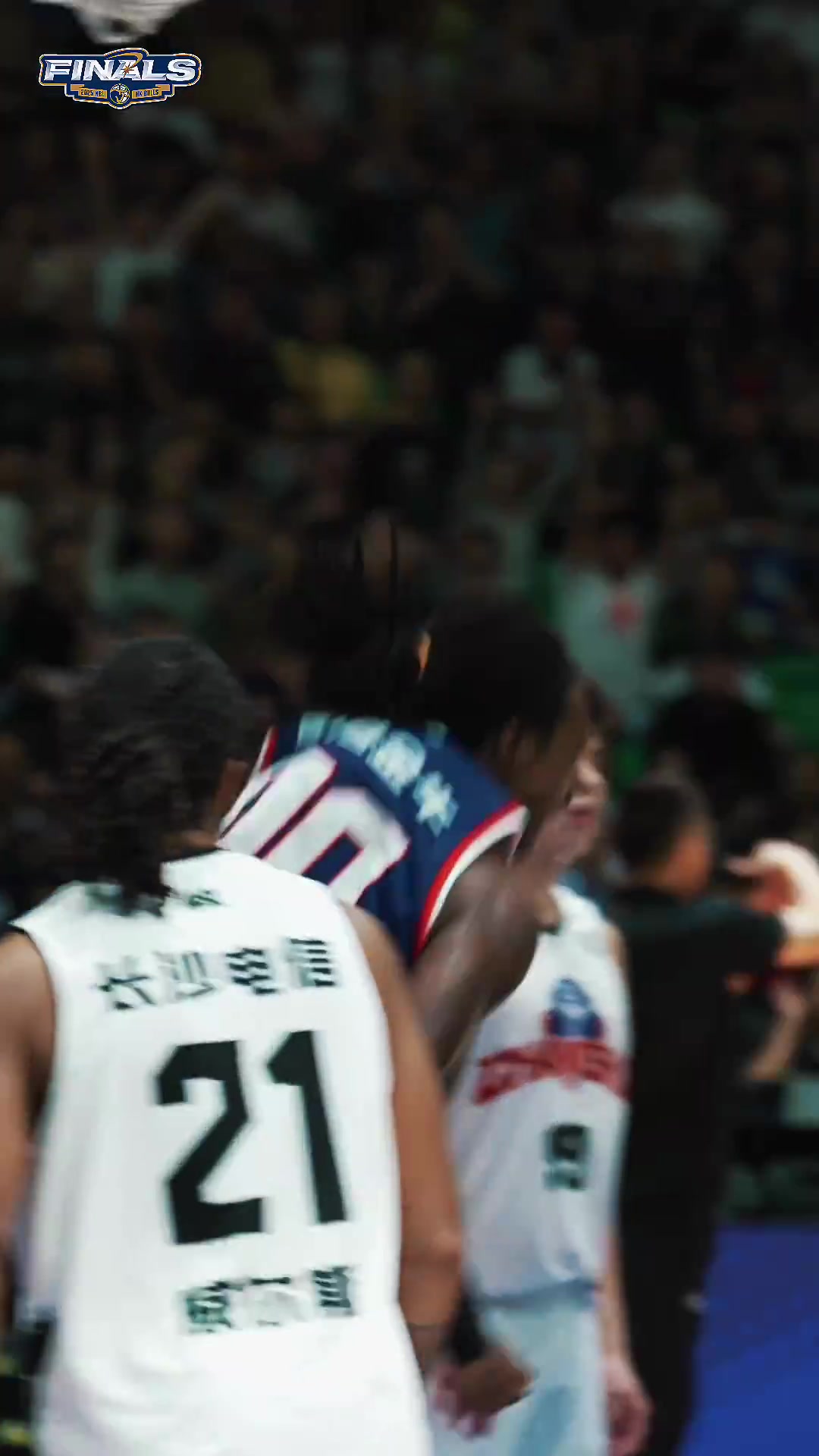 克羅斯接董健助攻完成雙手暴扣引爆全場！觀眾尖叫歡呼海嘯般襲來