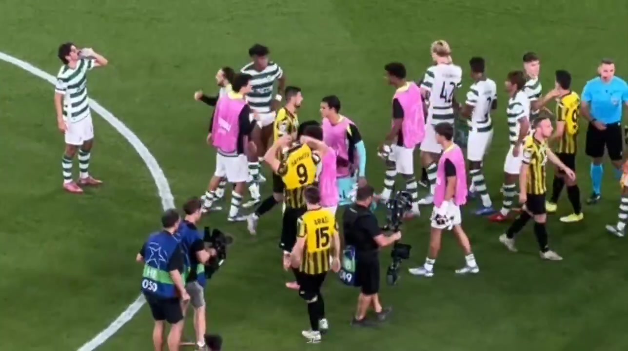 未來切爾西隊友昆代和薩特帕耶夫歐冠賽后進行問候，后者贈送球衣