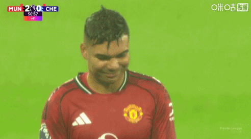 無(wú)奈，卡塞米羅吃紅牌后走下場(chǎng)時(shí)不停的搖頭