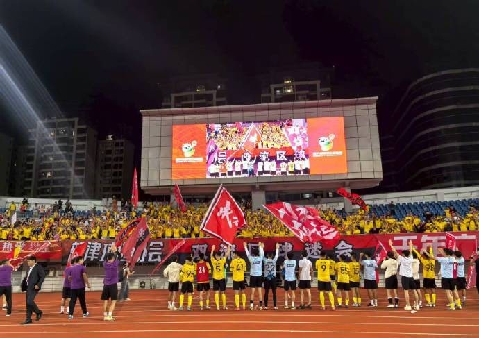 川超揭幕戰(zhàn)，成都隊(duì)6-0大勝遂寧隊(duì)，21000余名球迷現(xiàn)場觀戰(zhàn)