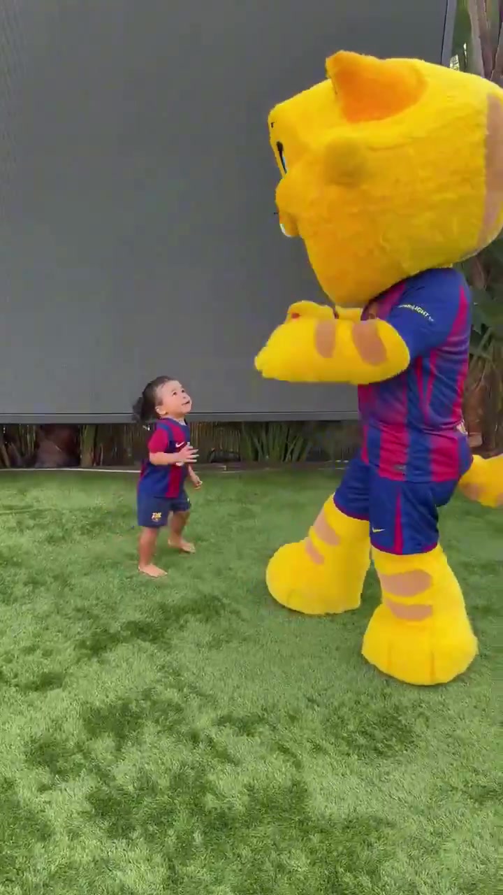 迪士尼事件之后，巴薩吉祥物看望拉菲尼亞兒子并與其互動(dòng)