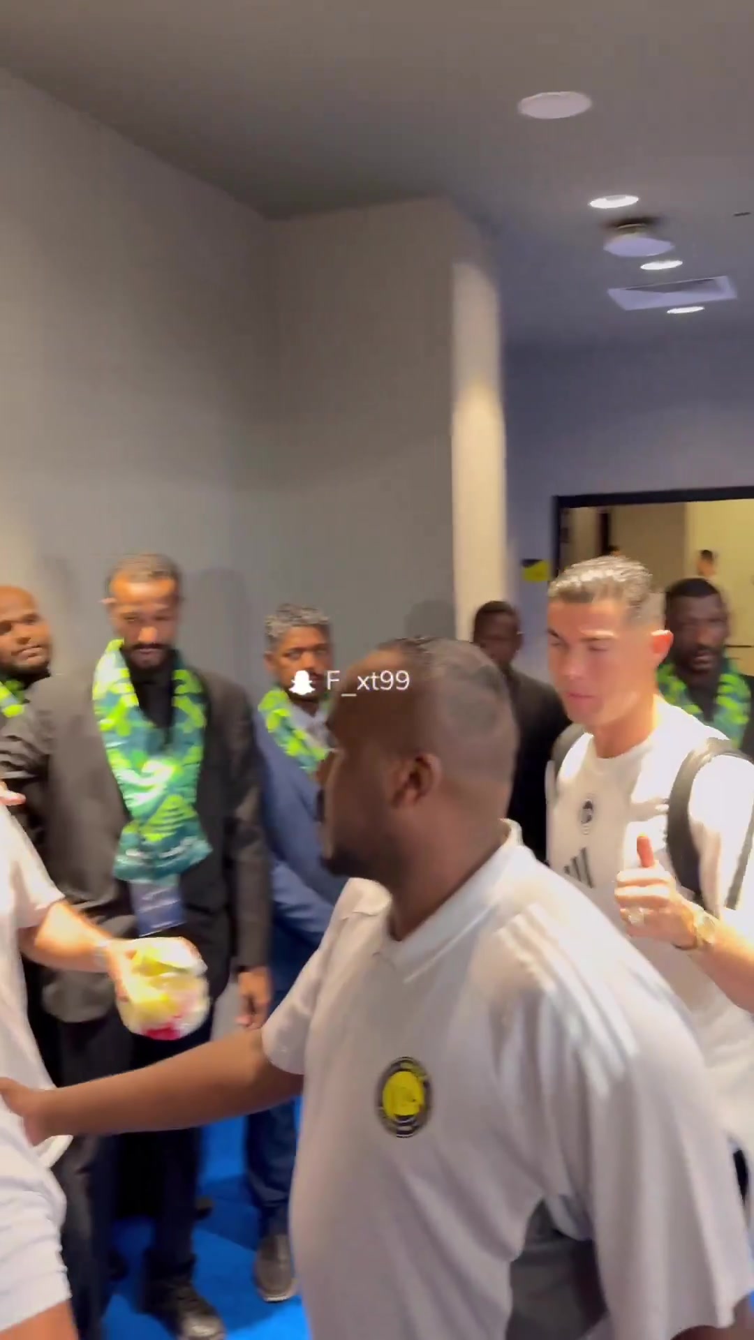 梅西世界杯同款！記者向C羅贈(zèng)送傳統(tǒng)服飾Bisht，以慶祝沙特國(guó)慶日