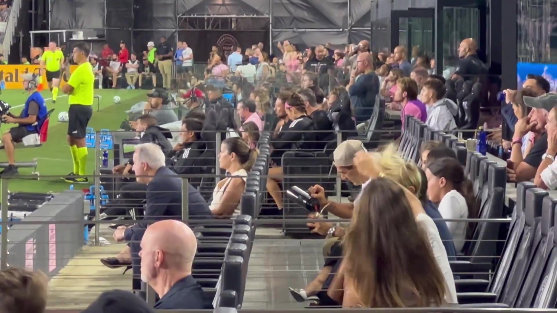 師傅你做什么工作的？被禁賽的蘇亞雷斯在場邊給球隊(duì)老板泡馬黛茶