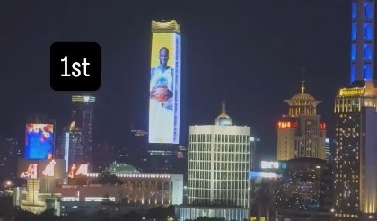 亮相中國上海外灘巨幕！追夢：媽媽我做到了 永懷感恩！