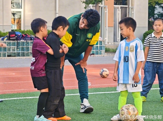 國安球員走進(jìn)北京小學(xué)翡翠城分校，開展足球公益課活動