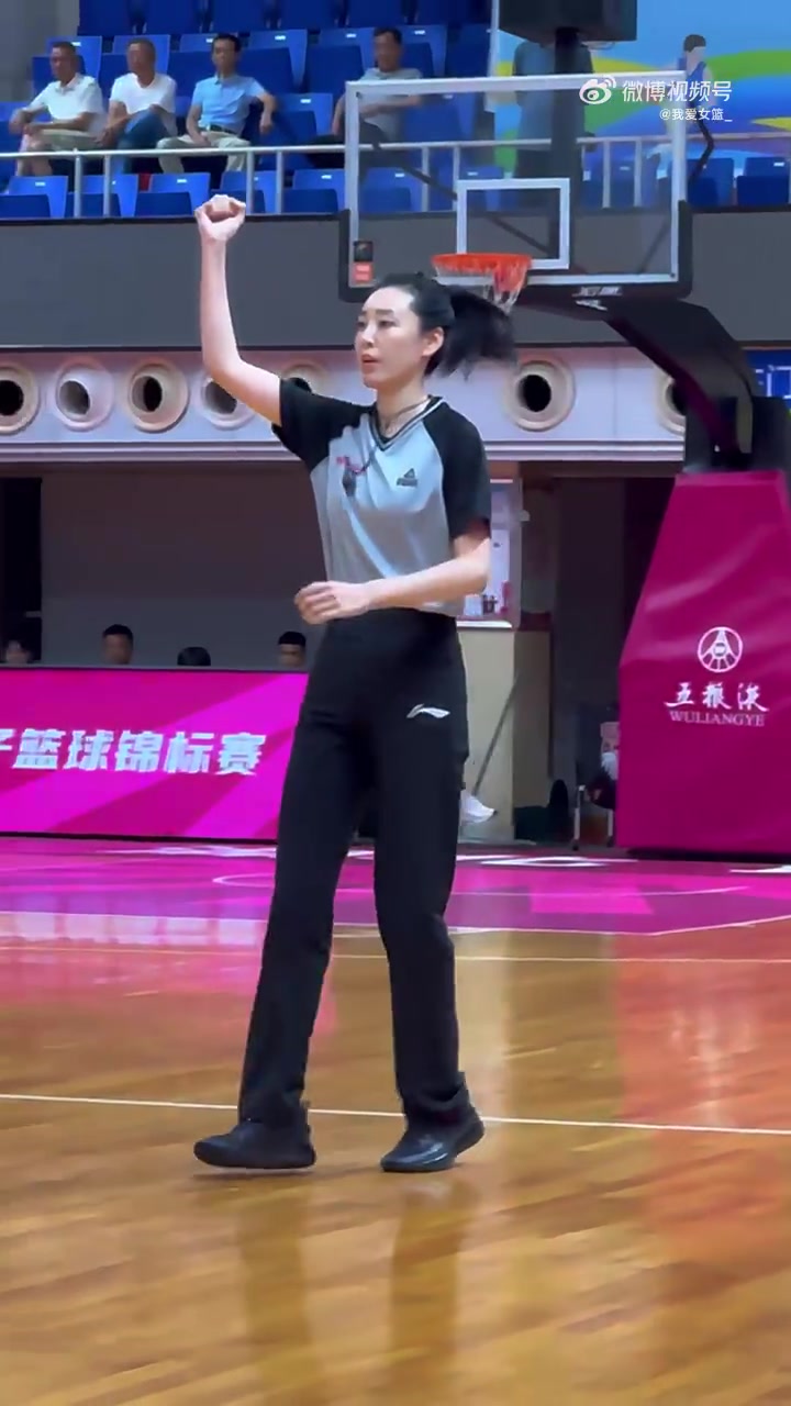 又美又颯！全國(guó)女籃錦標(biāo)賽的女裁判王陽(yáng)成賽場(chǎng)上另一道靚麗的風(fēng)景