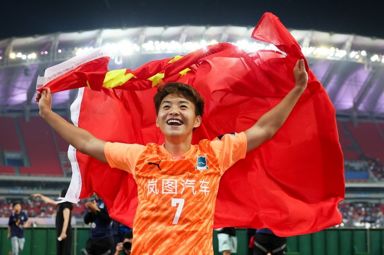 率武漢女足亞冠奪冠！官方：王霜入選亞足聯(lián)年度最佳女足球員候選