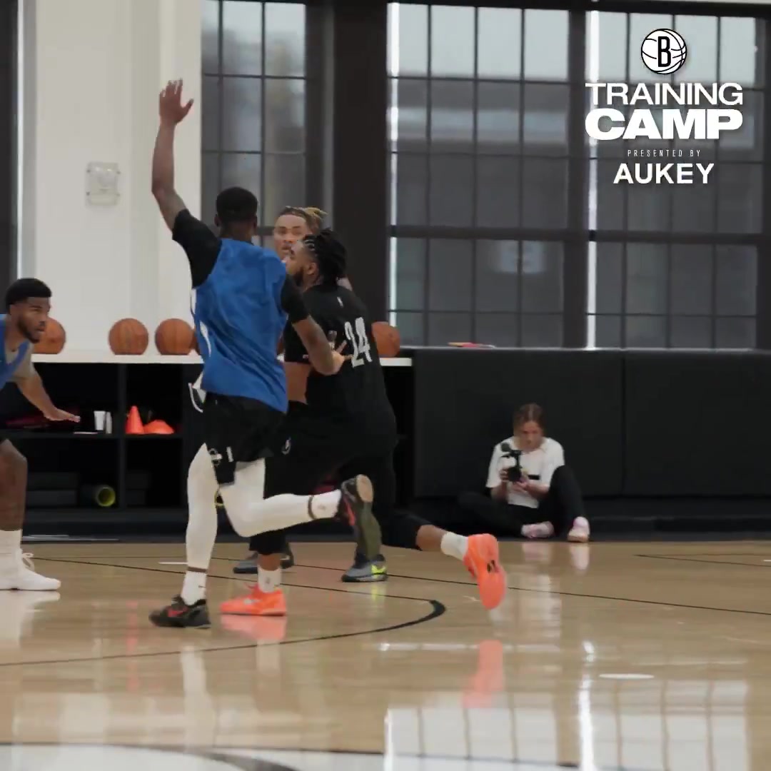 加油沖~籃網(wǎng)曬球隊(duì)訓(xùn)練營(yíng)片段 曾凡博出鏡努力防守