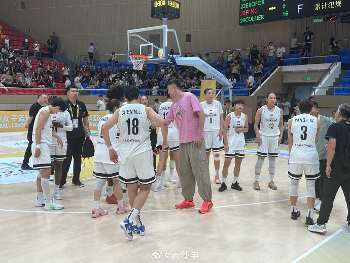殺進(jìn)FIBA亞洲女籃聯(lián)賽決賽！杜鋒賽后跟廣東女籃全隊(duì)致意