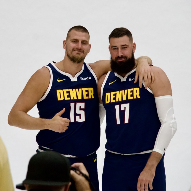 歐洲大白雙熊！約基奇和新隊友瓦蘭丘納斯媒體日親密合影