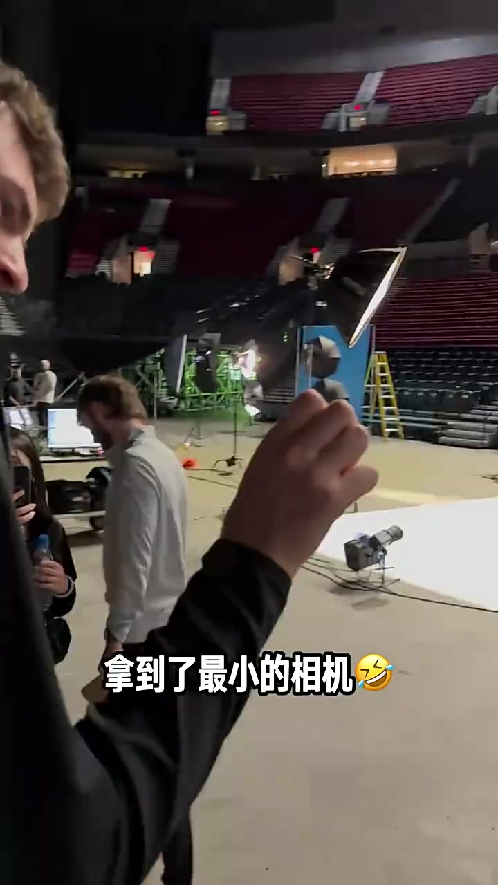哈哈！新賽季媒體日克林根和楊瀚森拿著微型相機(jī)互拍