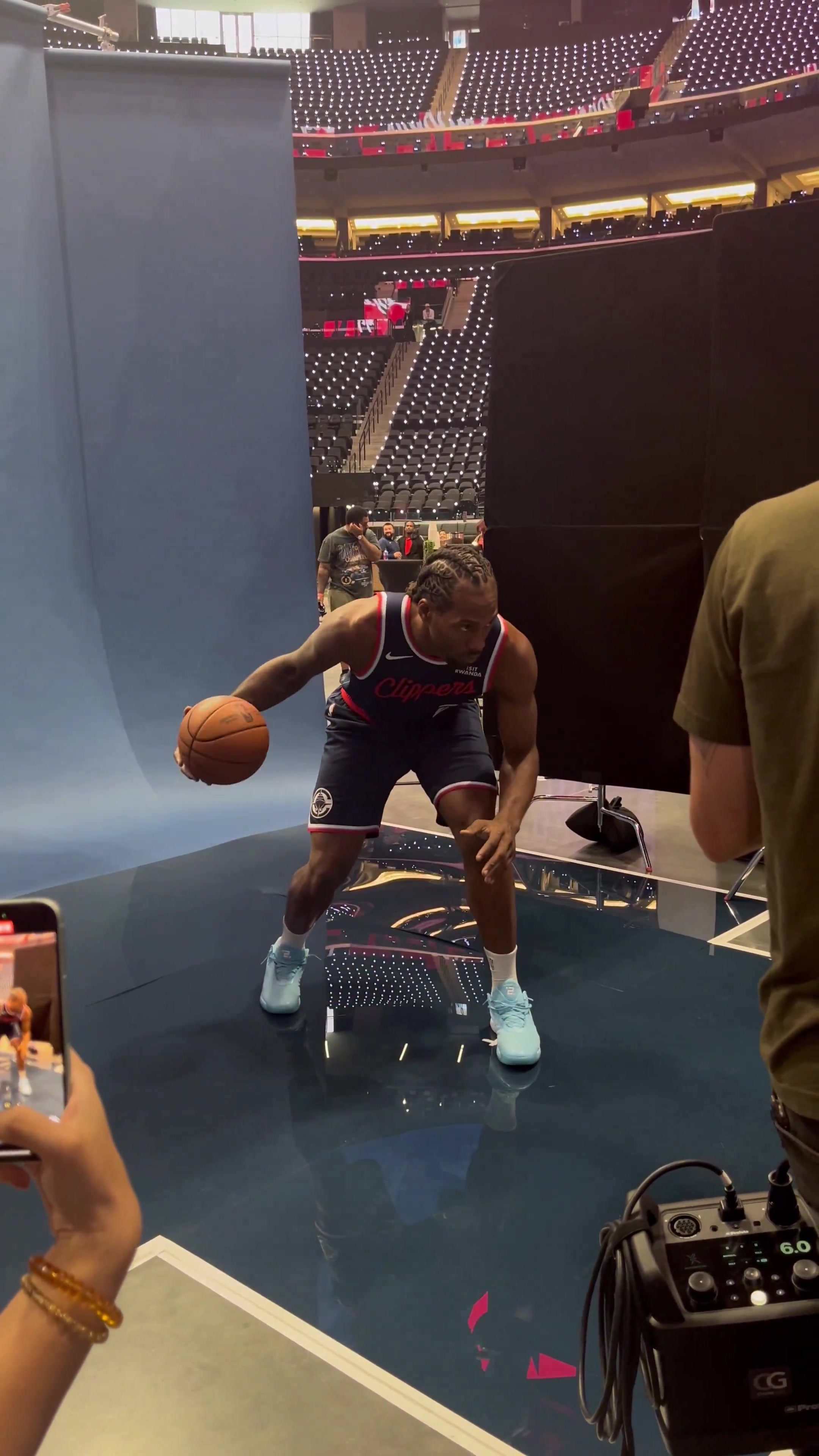 不受陰陽合同風波影響！萊昂納德出席快船媒體日 擺造型拍定妝照