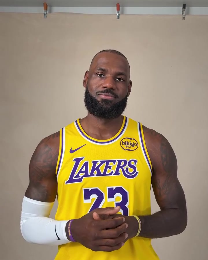 超過(guò)70名球員在你NBA首秀后出生？詹姆斯做搞怪表情難以置信