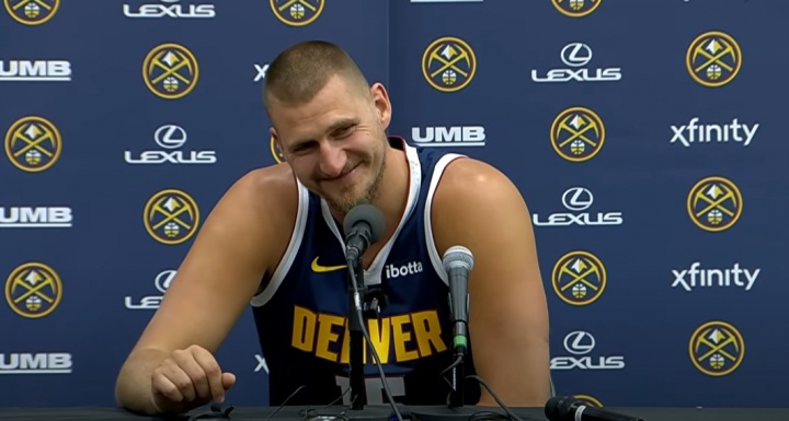 記者：你現(xiàn)在30歲了 約基奇：別提這個 我們不需要聊這個??