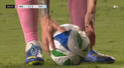 怒了??梅西罰任意球與裁判起爭執(zhí)，數(shù)次擺球+頻頻揮手+指指眼睛