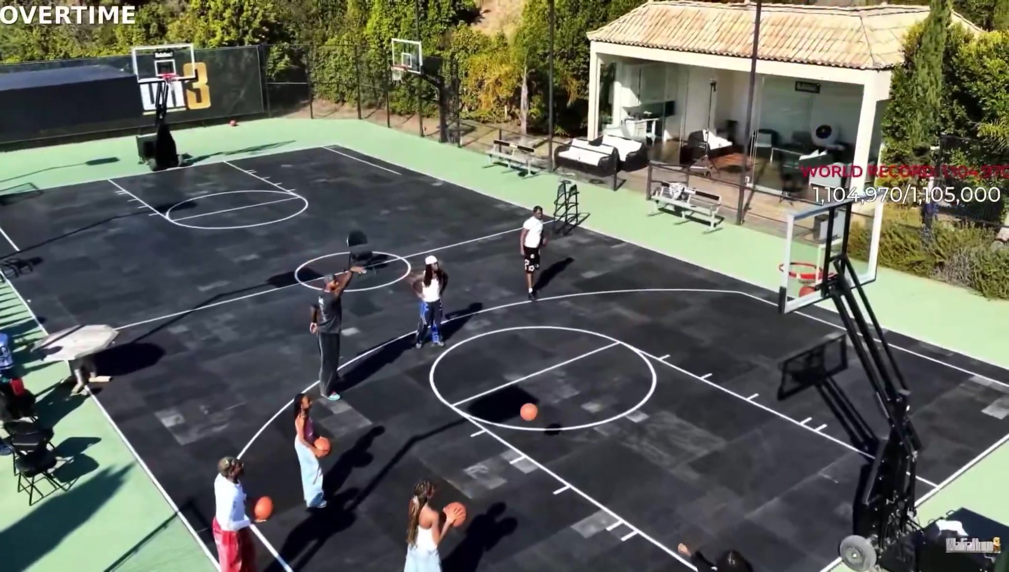 在網(wǎng)紅直播間投三分13僅中2 詹姆斯打趣：我覺得籃筐有點(diǎn)歪??