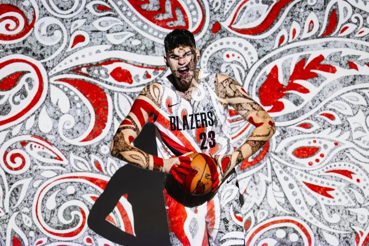 開拓者首發(fā)中鋒？克林根社媒曬顏色絢爛的定妝照：NBA第二年